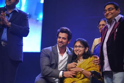 Hrithik Roshan felicitates an achiever at Dr. Batra's Positive Health Awards 2013