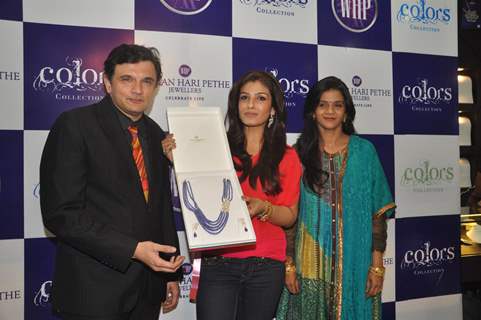 Raveena Tandon launches Waman Hari Pethe Jewellers new collection – 'Colors'