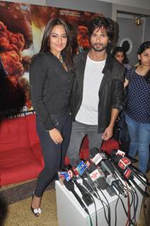 Sonakshi Sinha and Shahid Kapoor at R.Rajkumar promotion