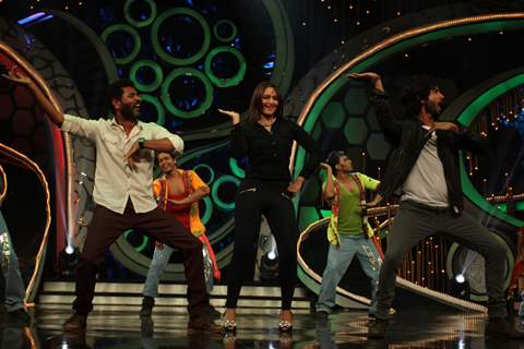 Prabhu Deva, Sonakshi and Shahid perform during R.Rajkumar promotions