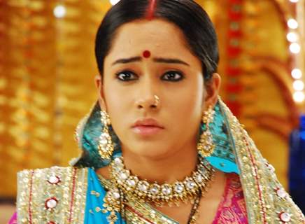 Aasiya Kazi as Santu looking confused in Bandini