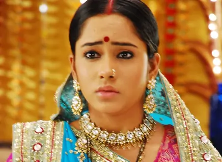 Aasiya Kazi as Santu looking confused in Bandini
