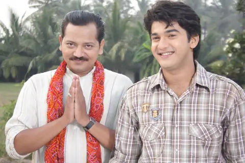 Mukesh and Mohan in Hamari Devrani