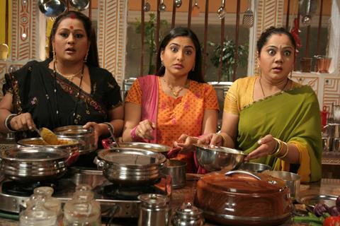 Parul, Jalpa and Rajeshwari stolling food from the kitchen