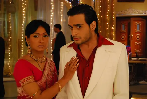 Choti Maa trying to stop Alekh