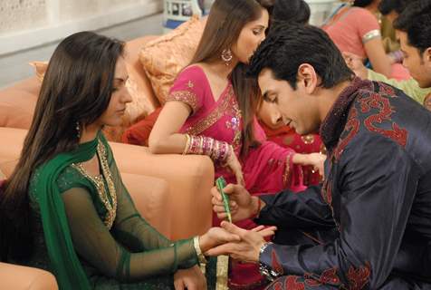 Shantanu putting Mehandi to Nandini