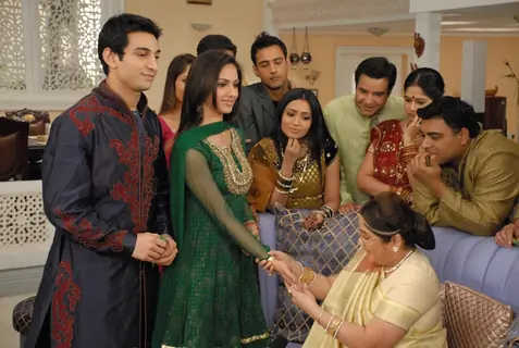 Nandini showing Mehandi to Baa