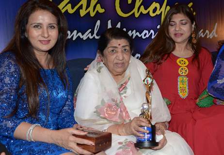 Poonam Dhillon, Lata Mangeshkar and Alka Yagniik at the Yash Chopra Memorial Award