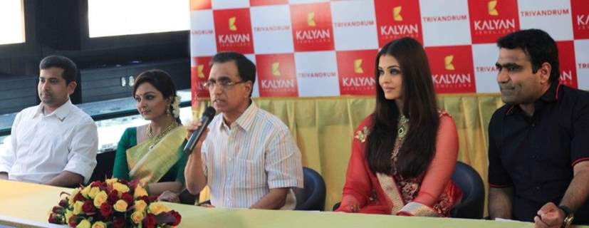 Manju Warrier and Aishwarya Rai Bachchan at the launch