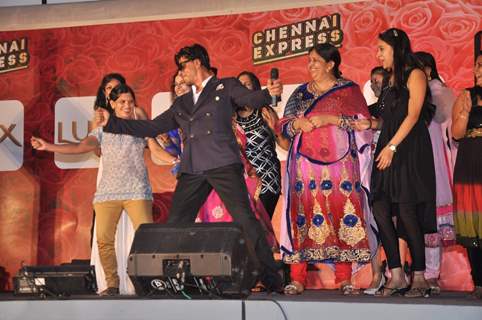 Shahrukh Khan performs at the LUX Chennai Express Contest Event