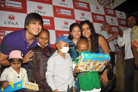 Vivek Oberoi celebrates Diwali with children suffering from cancer