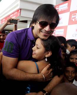 Vivek Oberoi celebrates Diwali with children suffering from cancer