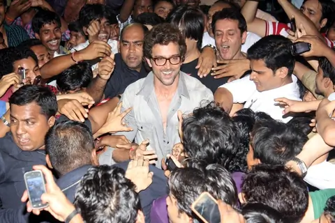 Hrithik & Vivek meet fans at Chandan cinema hall