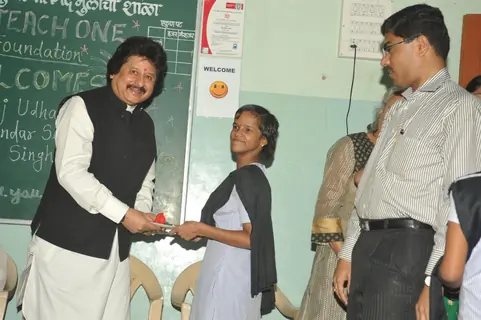 Pankaj Udhas Bhupinder Singh and Mitali Singh at Each One Teach One learning center