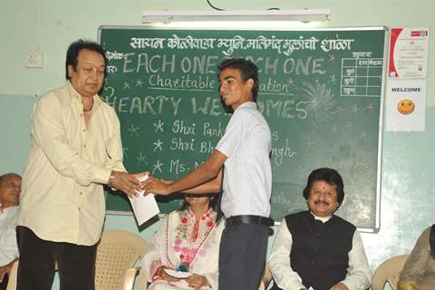 Pankaj Udhas Bhupinder Singh and Mitali Singh at Each One Teach One learning center