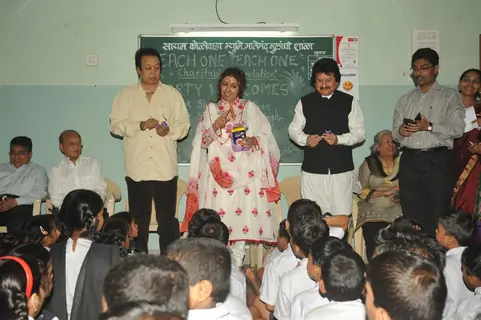 Pankaj Udhas Bhupinder Singh and Mitali Singh at Each One Teach One learning center