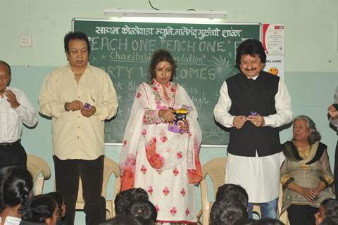 Pankaj Udhas Bhupinder Singh and Mitali Singh at Each One Teach One learning center