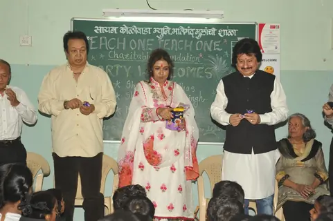 Pankaj Udhas Bhupinder Singh and Mitali Singh at Each One Teach One learning center