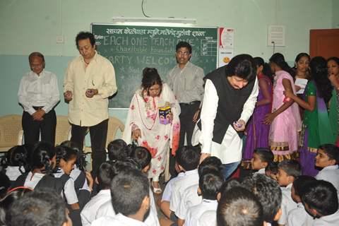 Pankaj Udhas Bhupinder Singh and Mitali Singh at Each One Teach One learning center