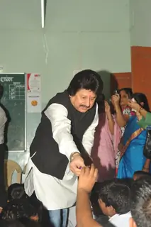 Pankaj Udhas Bhupinder Singh and Mitali Singh at Each One Teach One learning center