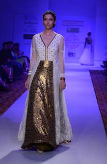 Mugdha Godse walked the ramp for Designer Nitya Bajaj at Pune Fashion Week 2013