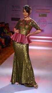 Mugdha Godse walked the ramp for Designer Nitya Bajaj at Pune Fashion Week 2013