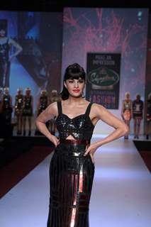 Jacqueline Fernandez, Sahar Biniaz, Srishti Rana walk the ramp at Signature International Fashion Weekend 2013 for Falguni and Shane Peacock in Mumbai