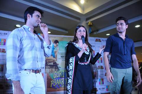 Kareena Kapoor, Imran khan & Director Punit Malhotra of &quot;Gori Tere Pyaar Mein&quot; meet & greet 5 lucky winners of a contest at R City Mall