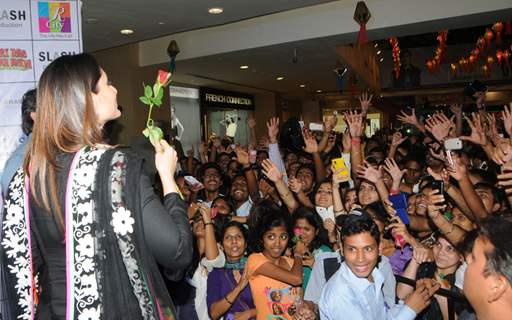 Kareena Kapoor, Imran khan & Director Punit Malhotra of &quot;Gori Tere Pyaar Mein&quot; meet & greet 5 lucky winners of a contest at R City Mall