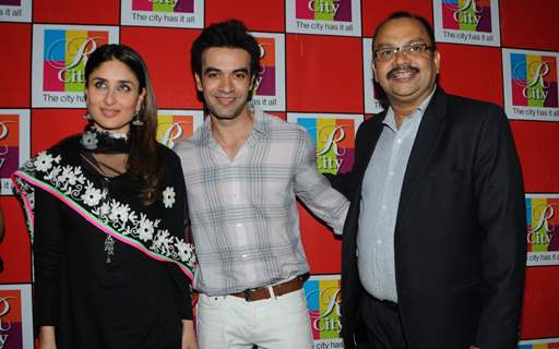 Kareena Kapoor, Imran khan & Director Punit Malhotra of &quot;Gori Tere Pyaar Mein&quot; meet & greet 5 lucky winners of a contest at R City Mall