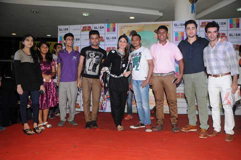 Kareena Kapoor, Imran khan & Director Punit Malhotra of &quot;Gori Tere Pyaar Mein&quot; meet & greet 5 lucky winners of a contest at R City Mall