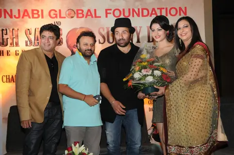 The cast of Singh Saab The Great at the event