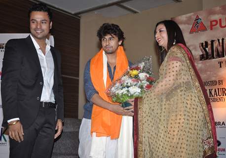 Sonu Nigam felicitated at the event