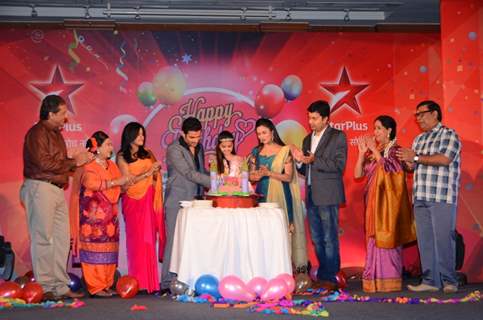 Ruhi cutting her birthday cake at the press conference of Ye Hai Mohobbatein