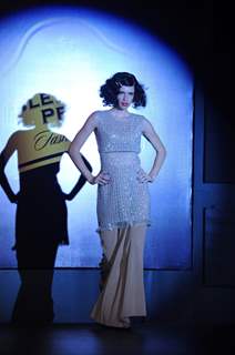 Kalki walks the ramp at the Blenders Pride Fashion Tour 2013