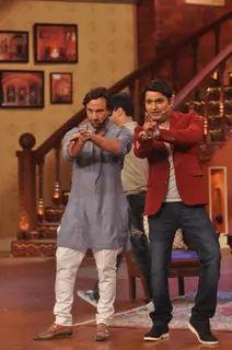 Saif and Kapil do the 'tamanchepe disco' dance