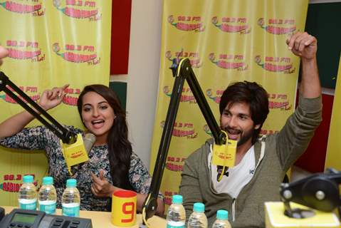 Shahid Kapoor and Sonakshi Sinha visit Radio Mirchi for promotion of R...Rajkumar