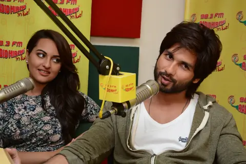 Shahid Kapoor and Sonakshi Sinha visit Radio Mirchi for promotion of R...Rajkumar