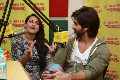 Shahid Kapoor and Sonakshi Sinha visit Radio Mirchi for promotion of R...Rajkumar