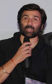 Toshi & Sharib's French kiss unveiled by Sunny Deol