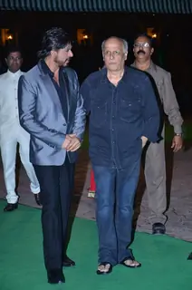 Shahrukh Khan and Mahesh Bhatt have a chat at Vishesh Bhatt's Wedding Reception