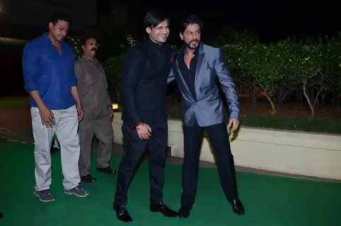 Shahrukh Khan and Vivek Oberoi greet each other at Vishesh Bhatt's Wedding Reception