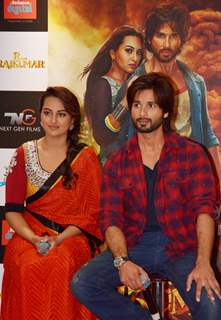 Sonakshi Sinha and Shahid Kapoor during R...Rajkumar promotions