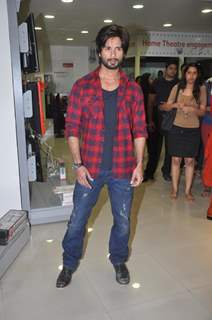 Shahid Kapoor walks in for R...Rajkumar promotions