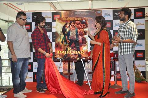 Shahid and Sonakshi unveil the R... Rajkumar comic during the promotions of the movie