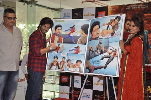 Shahid and Sonakshi pose alongside the R...Rajkumar comic during the promotions