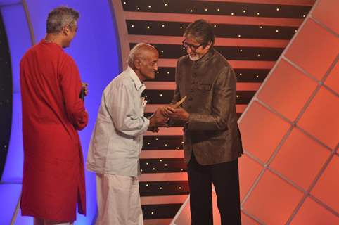 Amitabh Bachchan felicitates a Senior Citizen at the  Awards Ceremony