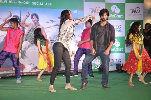 Shahid and Sonakshi perform at the Promotion of the R.... Rajkumar