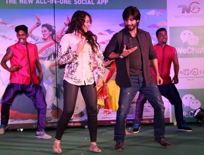 Shahid and Sonakshi perform at the Promotion of the R.... Rajkumar
