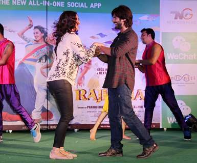 Shahid and Sonakshi perform at the Promotion of the R.... Rajkumar